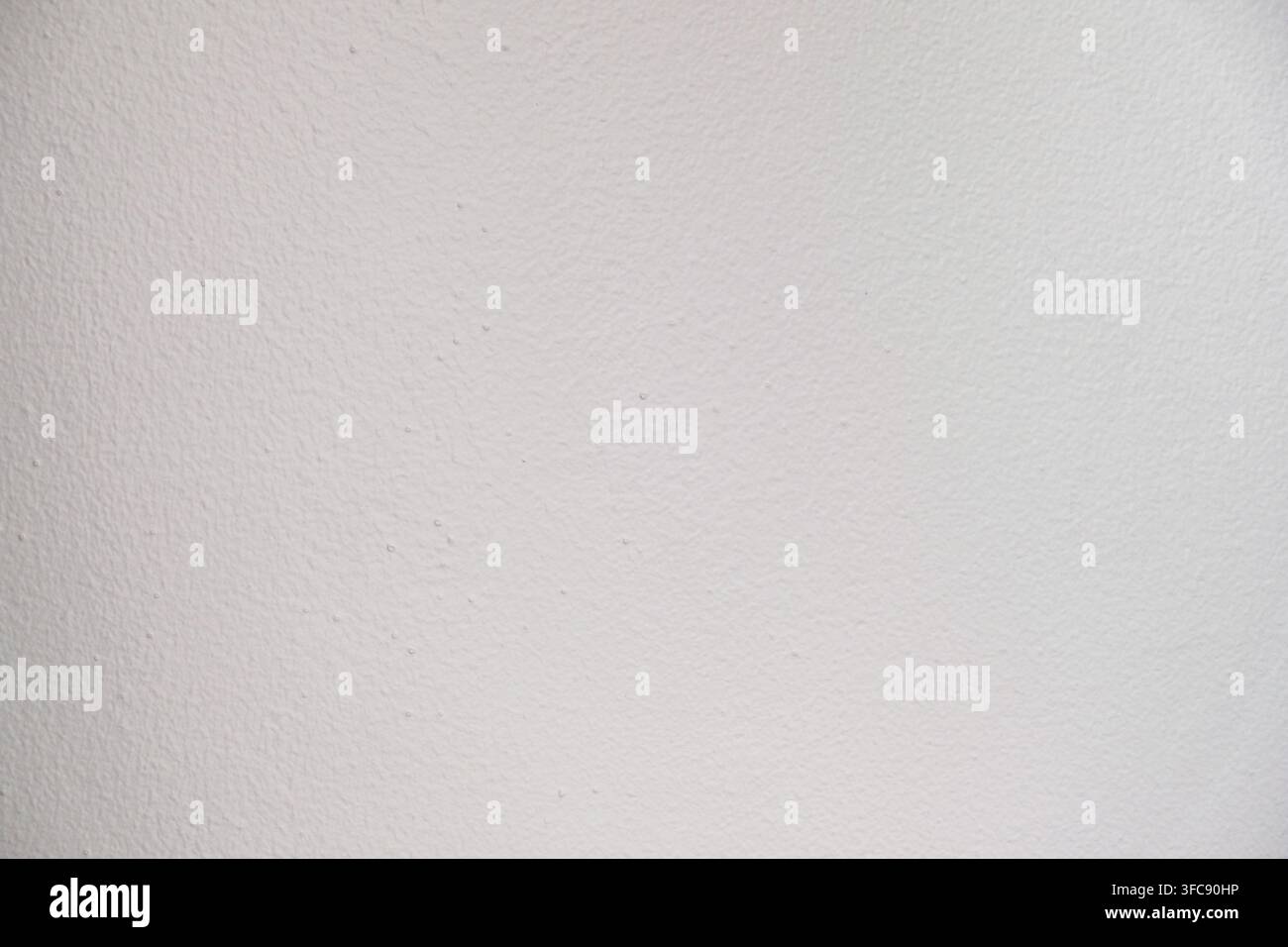 Nahaufnahme einer weiß gestrichenen Wandtextur mit subtilen Oberflächendetails Stockfoto