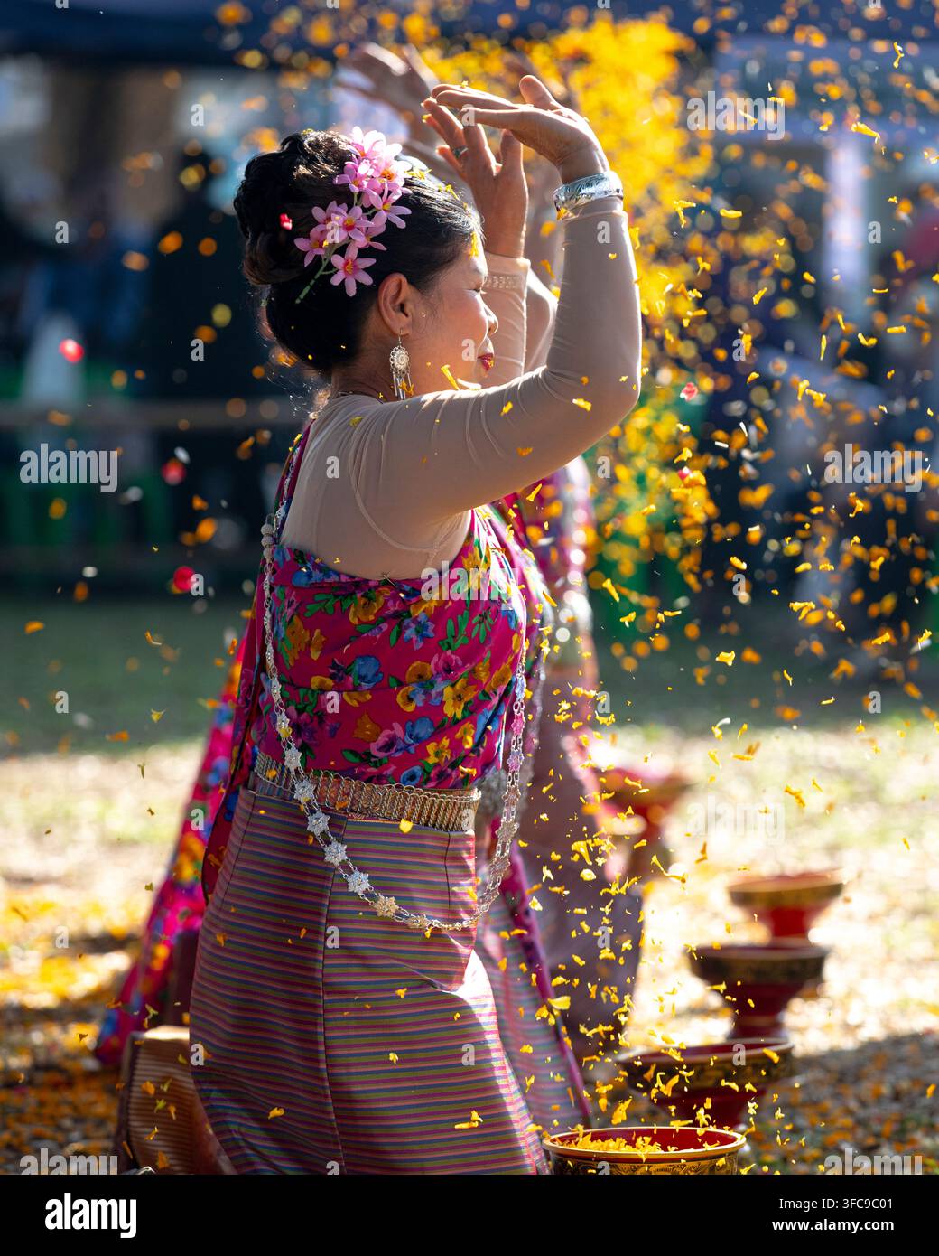Thailändische Tänzerinnen bei einer Feier in Chiang Rai, Thailand Stockfoto