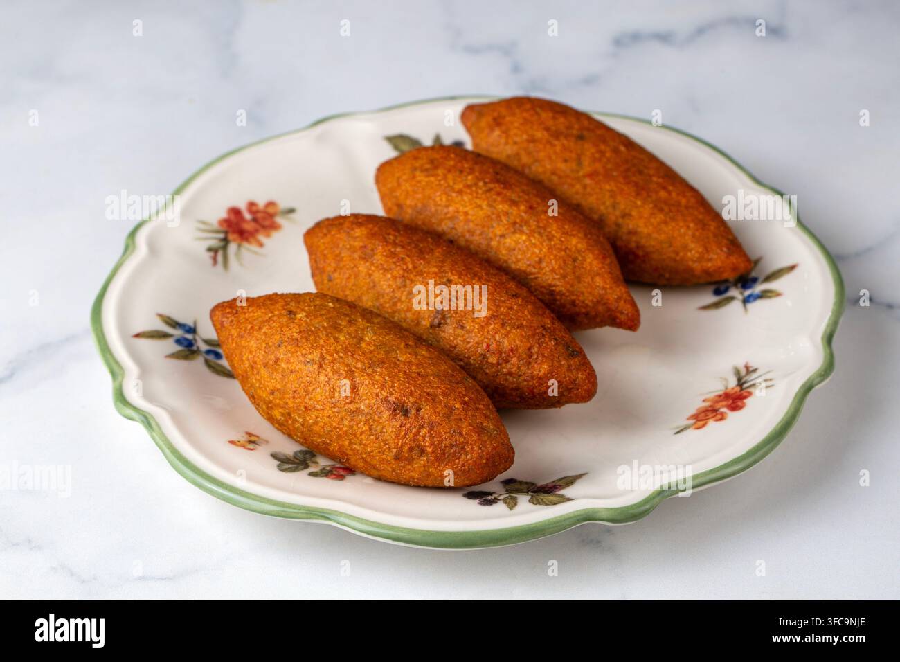 Traditionelle türkische Icli Kofte - Tiefgebratene Kibbeh mit Füllung aus Fleisch - Hatay Oruk Stockfoto
