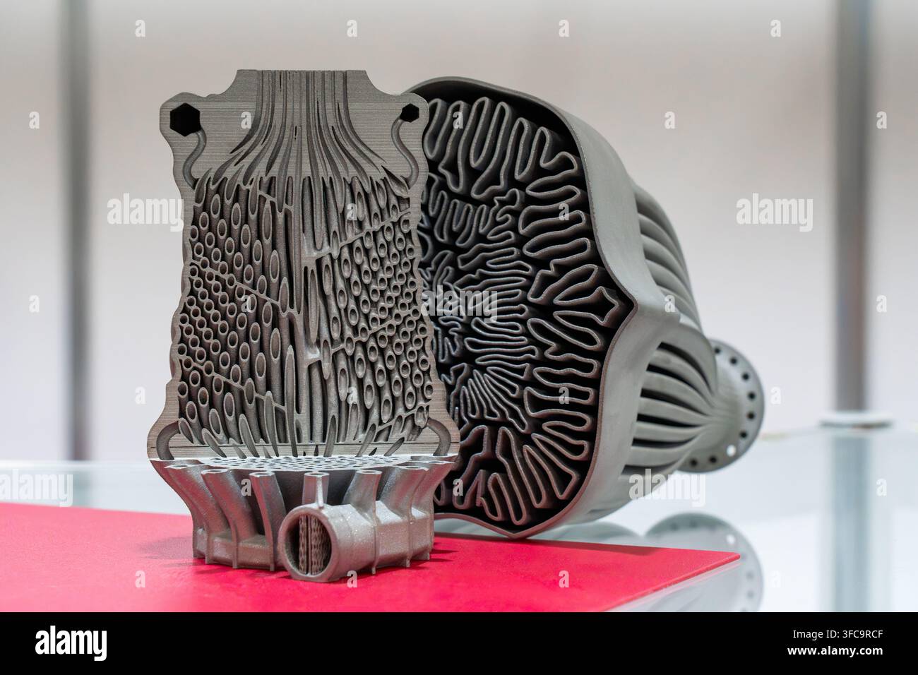 Fortschrittliches Metallbauteil mit komplexen internen Kühlkanälen und Gitterstrukturen, Querschnitt zeigt innovative Industrie Stockfoto