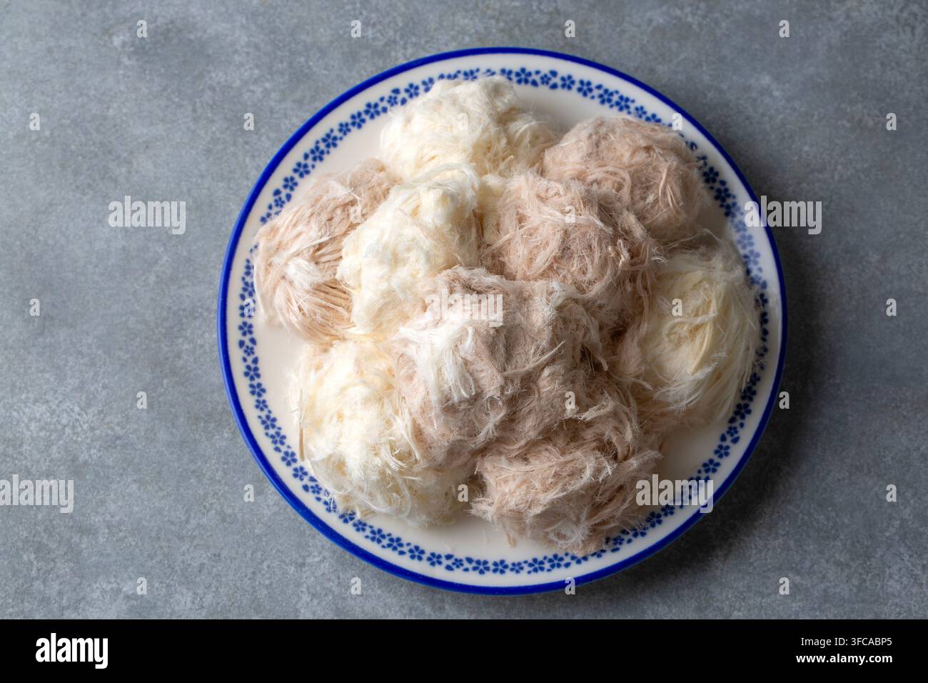 Oberansicht von traditioneller türkischer Baumwollgans namens Pismaniye mit Vanille- und Kakaogeschmack auf einem Teller Stockfoto