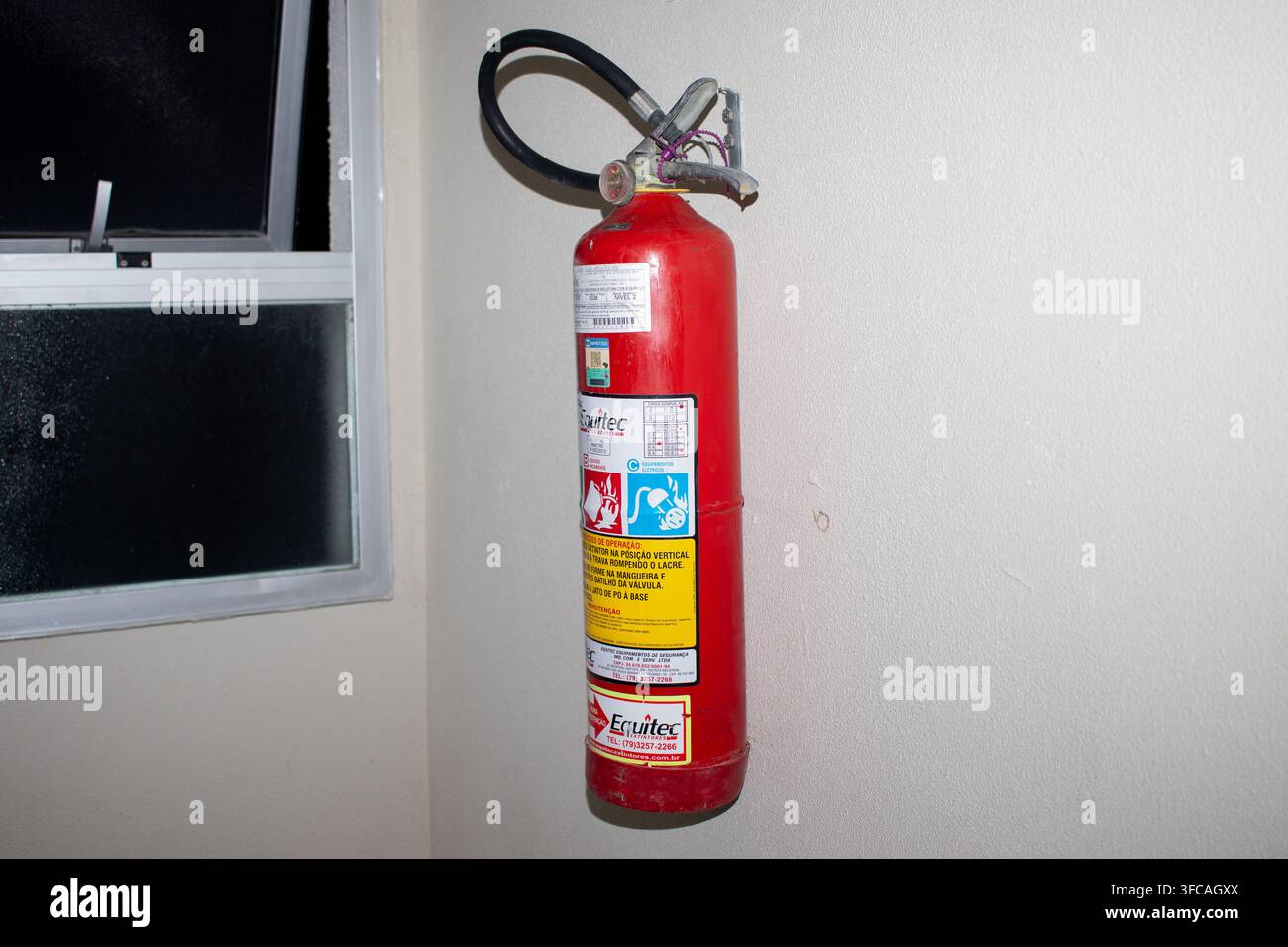 Feuerlöscher, der im Flur eines Wohn- oder Geschäftsgebäudes installiert ist. Stockfoto