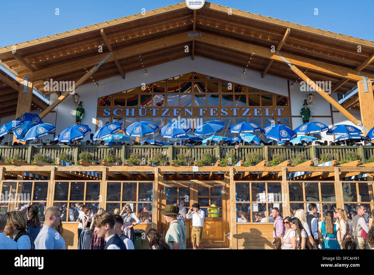 München Deutschland - 21. September 2025: Menschen außerhalb des Schutzenfestzelt-Bierzeltes während des Oktoberfests in München Deutschland Stockfoto