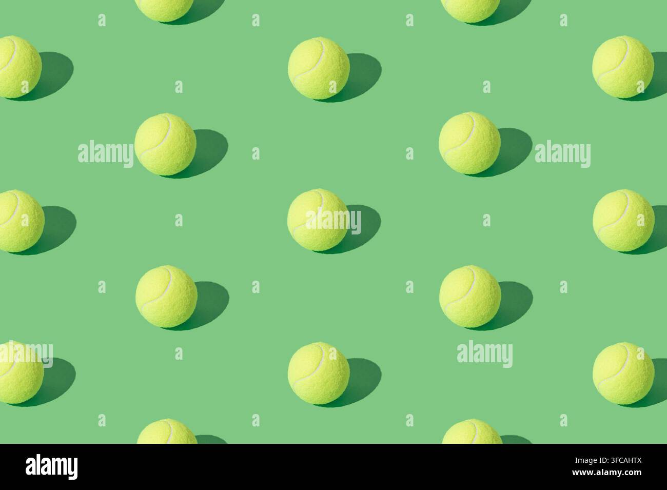 Trendiges Tennisballmuster auf grünem Hintergrund. Minimales Sportkonzept. Kreative Tennisballmuster-Hintergrundidee. Tennis-Ästhetik. Stockfoto