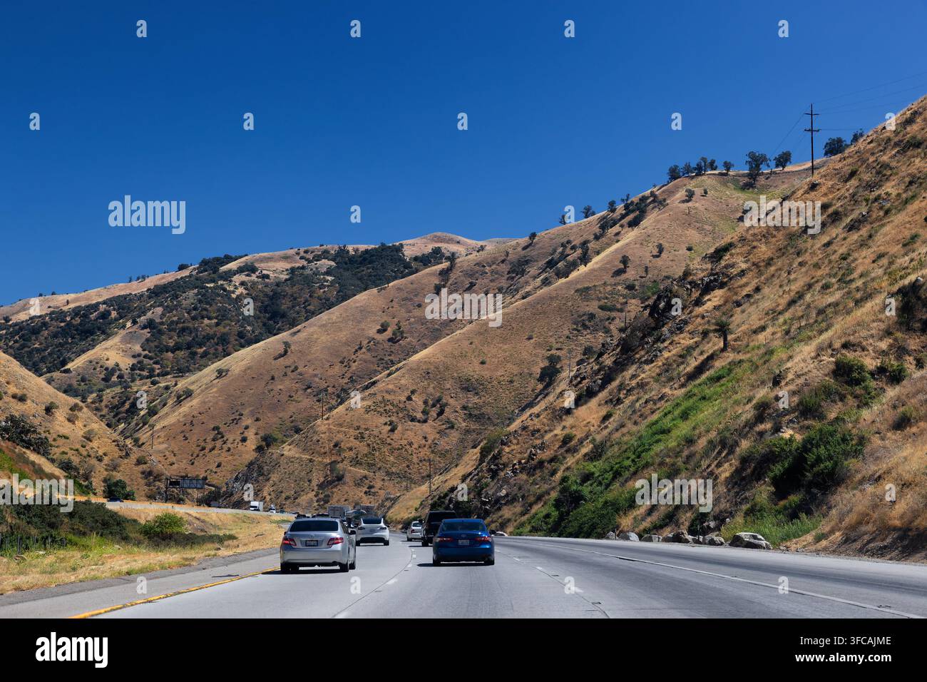 Tejon Pass, Kalifornien, USA - 28. Juni 2026: Der Verkehr fließt sich auf der Westseite von "The Grapevine" beruhigend ab. Stockfoto