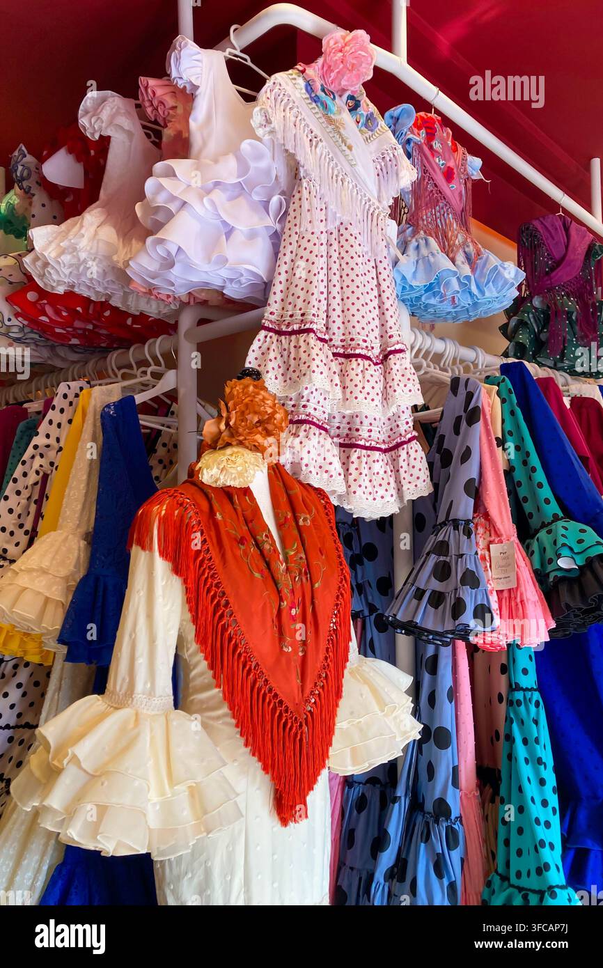 MALAGA, SPANIEN - 27. MÄRZ 2026: Ein authentischer Karnevalskostümshop präsentiert farbenfrohe Kostüme und aufwendige Festtagsoutfits - Smartphone-aufgenommenes Stockfoto