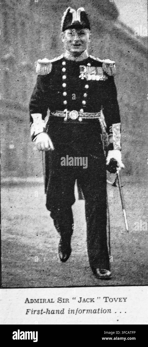 Archivfoto von 1941 zeigt den britischen Marinekommandanten Admiral Sir John 'Jack' Tovey in voller Zeremonienuniform mit Orden und Schwert. Als Oberbefehlshaber der Heimischen Flotte der Royal Navy von 1940 bis 1943 leitete Admiral Tovey bedeutende Marineoperationen während des Zweiten Weltkriegs. Seine Führung wurde besonders für die Leitung der Jagd und Versenkung des deutschen Schlachtschiffs Bismarck im Mai 1941 sowie für die Überwachung lebenswichtiger arktischer Konvois, die alliierte Nachschubgüter in die Sowjetunion brachten, gefeiert. Stockfoto