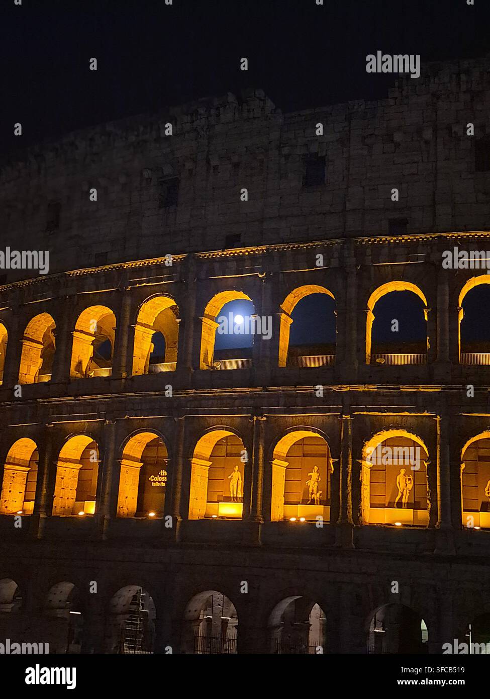 Beleuchtetes Kolosseum bei Nacht in Rom, Italien - Smartphone-aufgenommenes Stockfoto