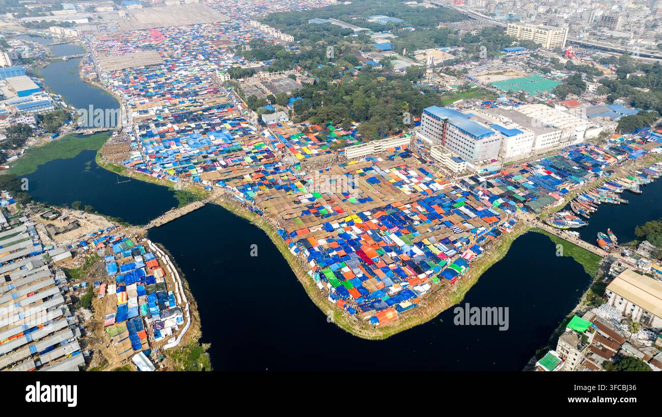 Luftbild der Bishwa Ijtema-Versammlung mit bunten Zelten und provisorischen Bauwerken entlang des Flussufers in Tongi, Dhaka Division, Bangladesch. Stockfoto