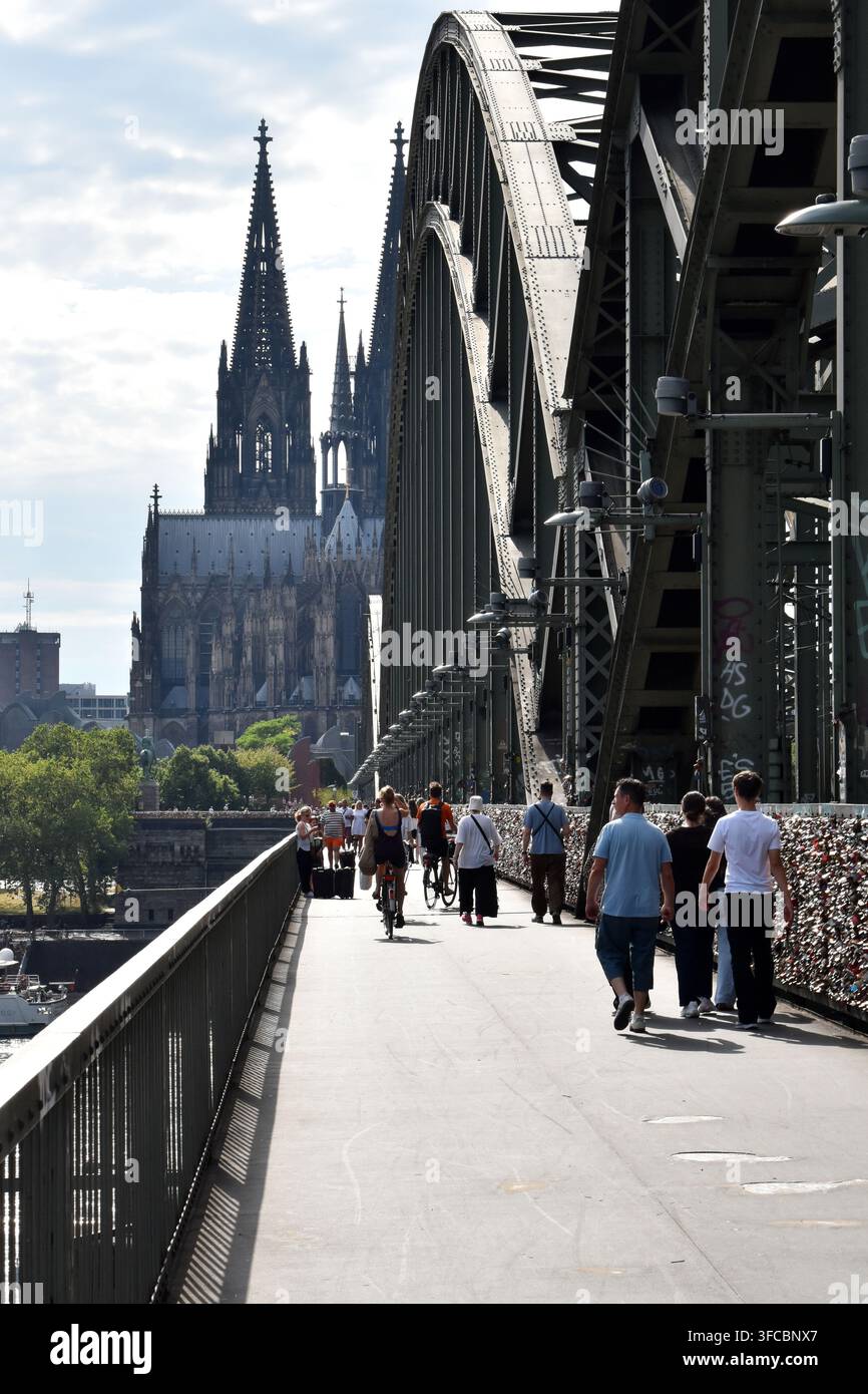 Menschen, die über die Hohenzollernbrücke in Richtung Kölner Dom in Deutschland gehen. Stockfoto