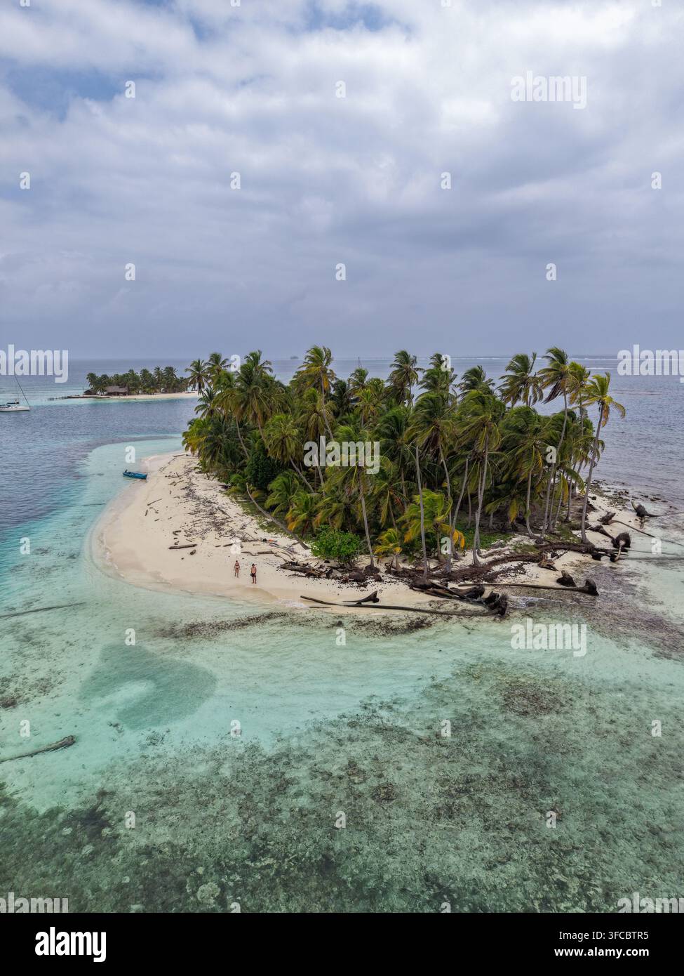 Luftaufnahme einer tropischen Insel im San-Blas-Archipel mit üppigen Palmen, weißem Sandstrand und türkisfarbenem Korallenriff in Guna Yala Coma Stockfoto