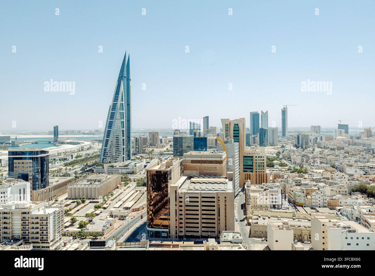 Luftbild des Bahrain World Trade Center und moderner Wolkenkratzer in der Stadt Silhouette von Manama, Capital Governorate, Bahrain. Stockfoto