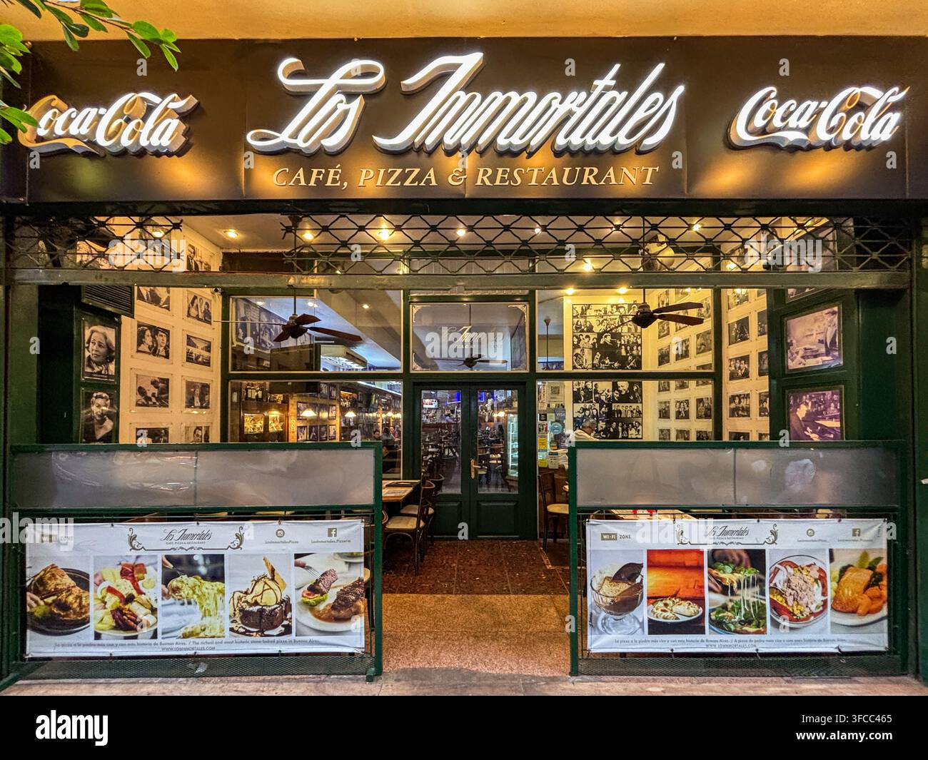 Vorderansicht der beleuchteten Nachtfassade der Pizzeria und des Restaurants Los Inmortales in der Fußgängerzone Lavalle in Buenos Aires, Argentinien Stockfoto