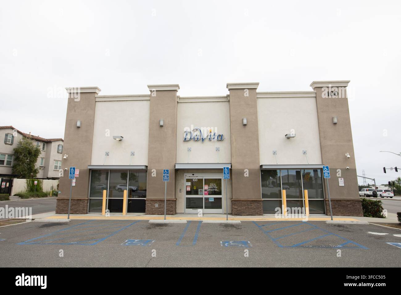 Montebello, Kalifornien, USA - 12. April 2026: Sturmwolken ziehen über ein geschlossenes DaVita-Dialysezentrum an einem Wochenende vorbei. Stockfoto