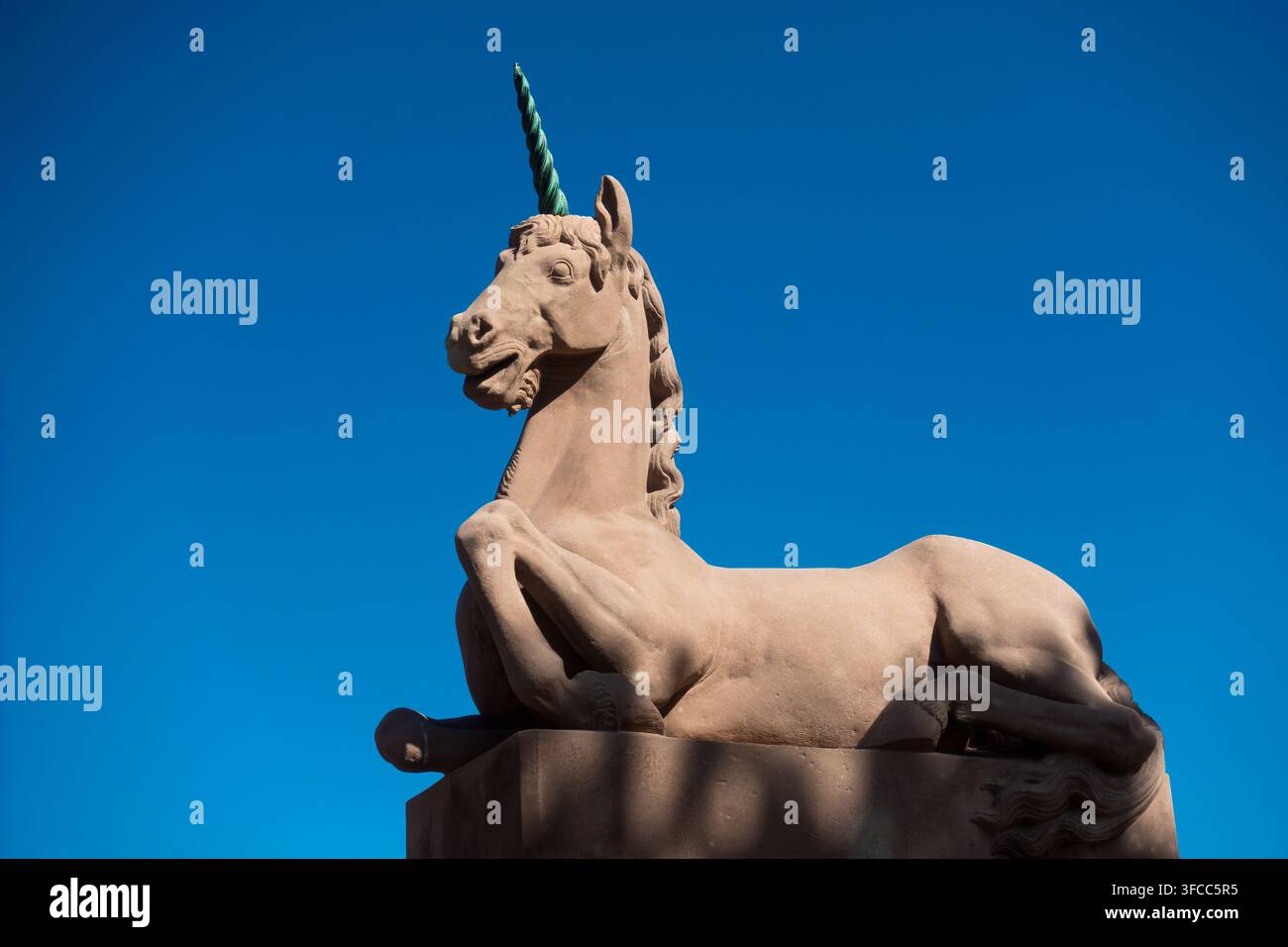 Berühmte Einhorn-Statue aus der Fontaine de la Licorne Einhornfontäne in Saverne, Elsass, Frankreich. Offizielles Emblem und heraldisches Symbol. Stockfoto