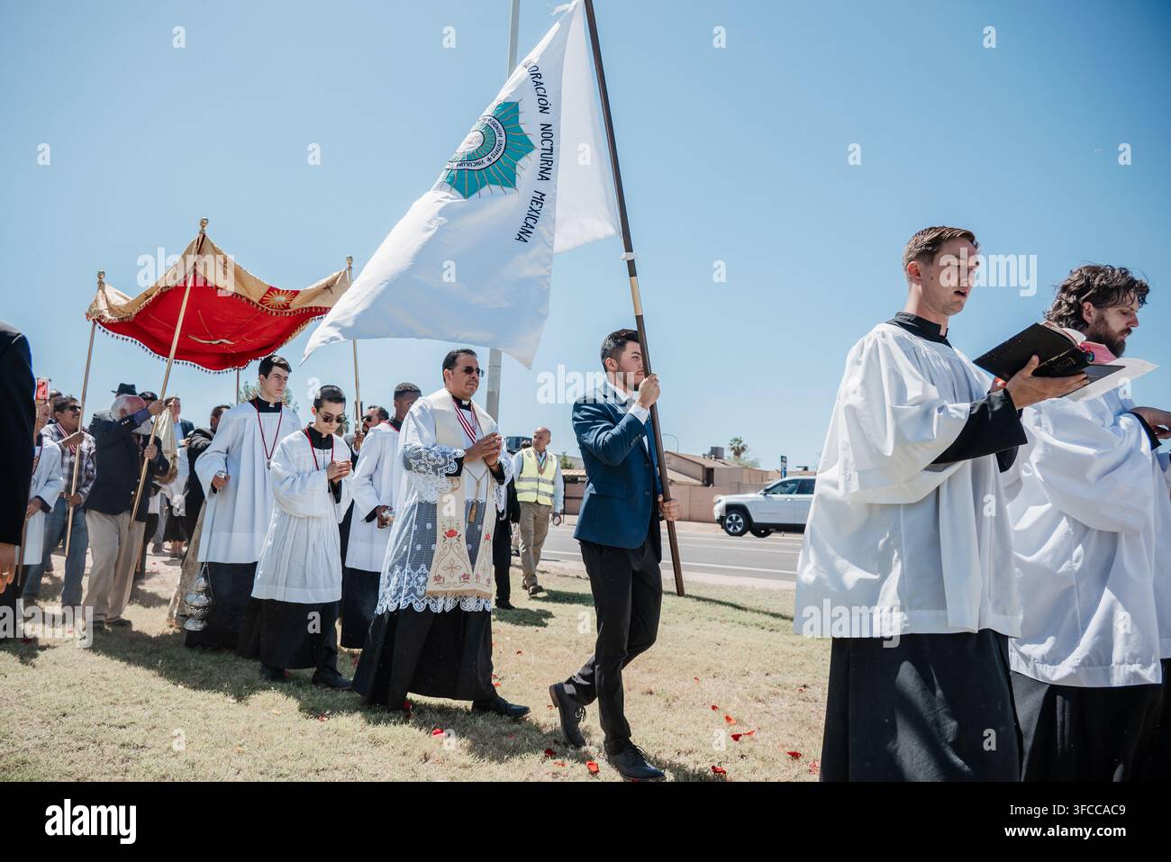 Eucharistische Prozession von Corpus Christi | St. Edward the Confessor katholische Kirche, Phoenix, Arizona Stockfoto