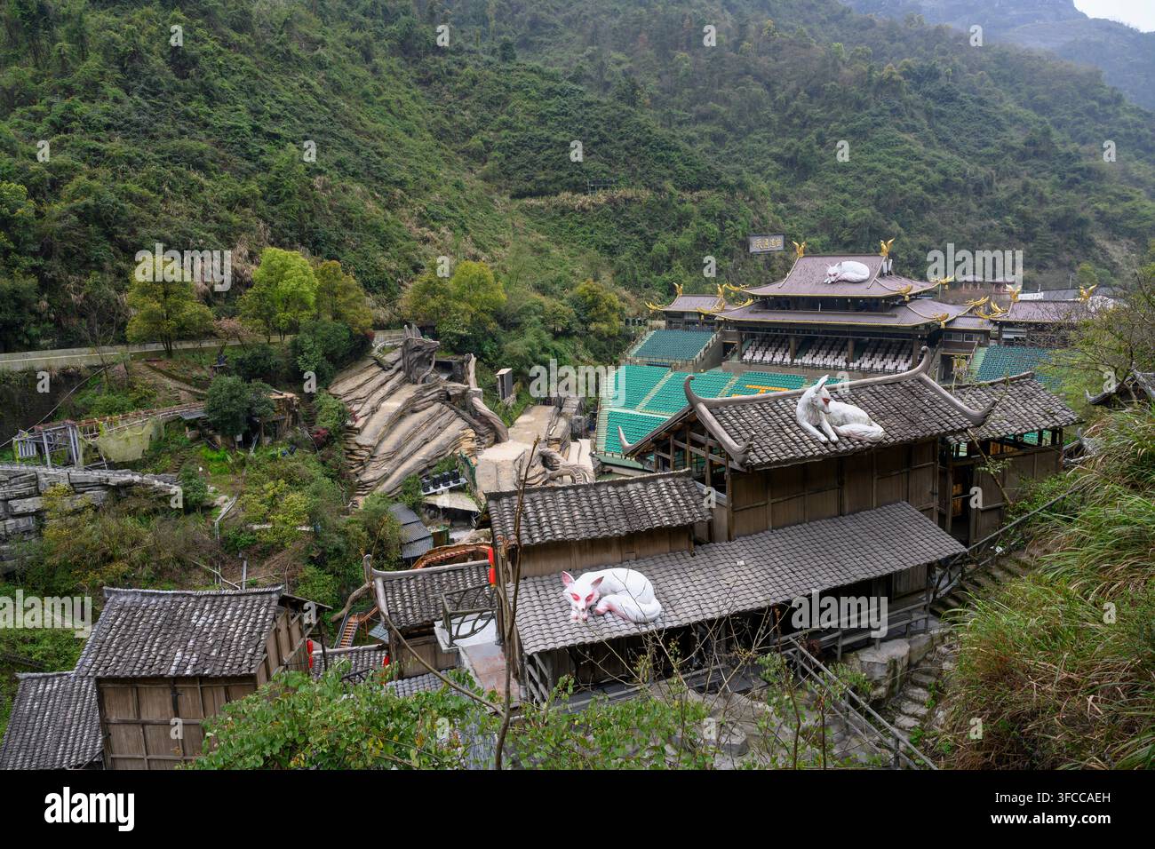 ZHANGJAJIE, CHINA – 31. MÄRZ 2026. Dächer von Gebäuden mit Fuchsskulptur, erbaut für die Tianmen-FuchsfeerShow Stockfoto
