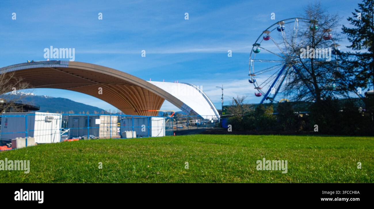 Das Freedom Mobile Arch oder PNE Amphitheatre neben dem Westcoast-Fahrradrad während des Baus auf der Pacific National Exhibition, East Vancouver, BC. Stockfoto