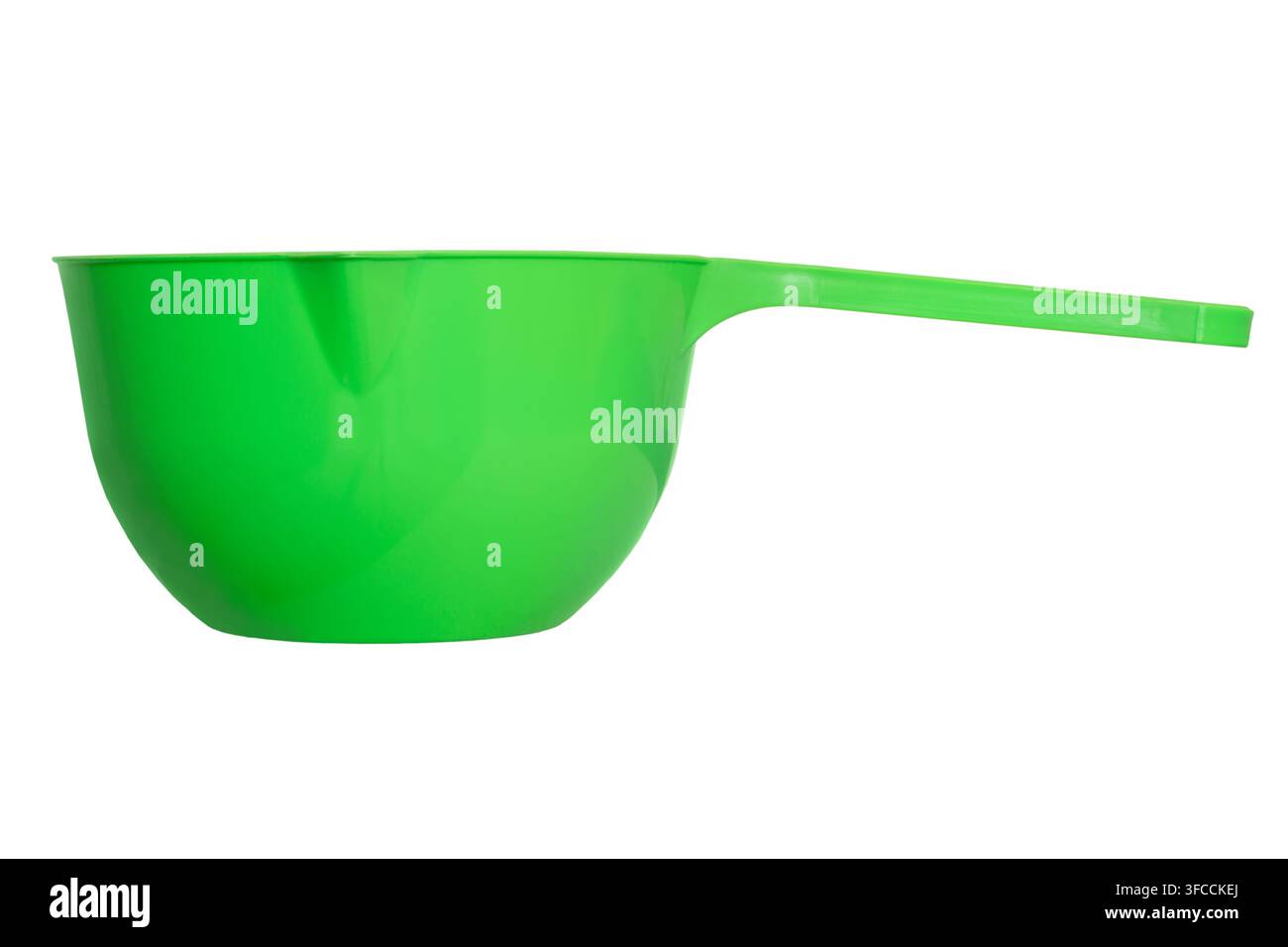 Eine grüne Plastikschöpfkelle isoliert auf weißem Hintergrund. Nahaufnahme einer Wasserschöpfkelle Stockfoto