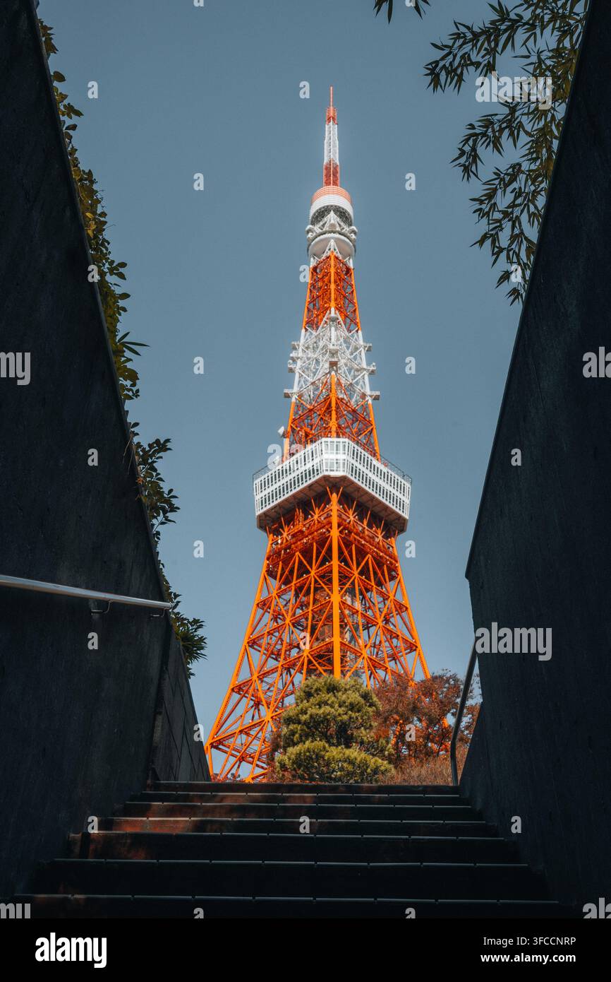 Tokyo Tower erhebt sich in einen klaren blauen Himmel in Minato, Tokio, Japan. Stockfoto