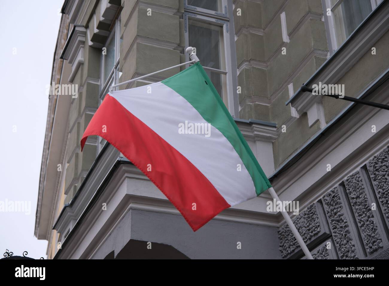 Nahaufnahme der italienischen Nationalflagge, die an einem Gebäude hängt Stockfoto
