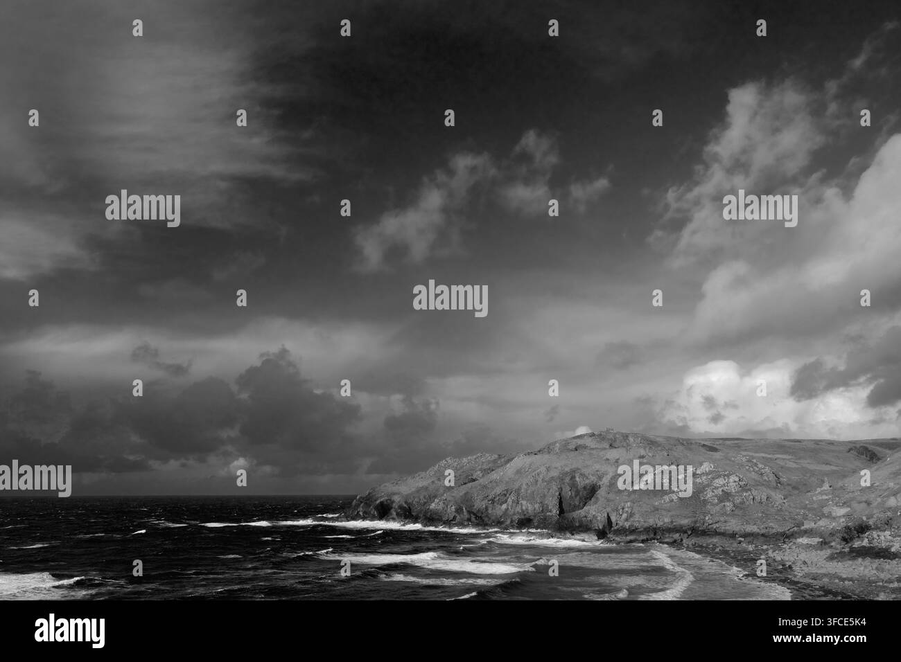 Dramatische Monochrom-Landschaft mit Blick über den Atlantik auf die schroffen Kenidjack-Klippen von Cape Cornwall, England, UK. Stockfoto