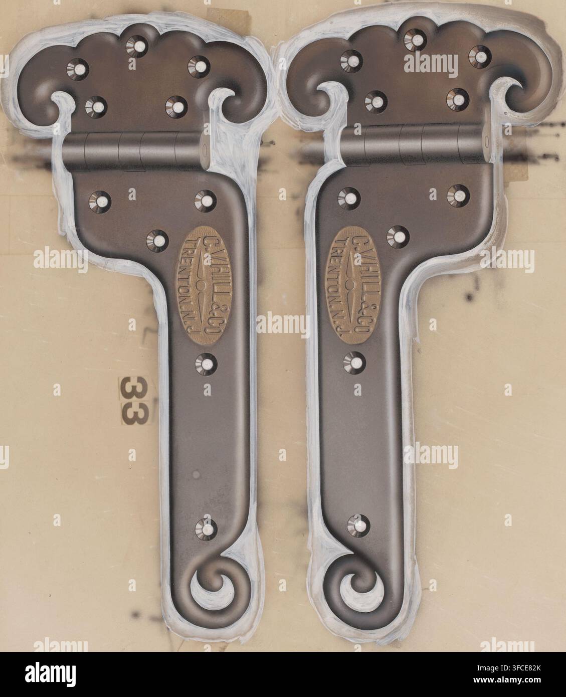 Türbeschläge, Fotografie, ca. 1915, Fotograf, Papier, Gelatinesilberdruck, Entwicklungs-Gelatinesilberdruck, Höhe 296 mm x Breite 257 mm, Höhe 387 mm x Breite 321 mm, Tür, Metallarbeit einer Tür. Zwei kunstvolle Metallscharniere nebeneinander auf einer flachen hellbraunen Oberfläche, jeder Scharnier zeigt eine dekorative, wellenförmige Oberseite und eine gekräuselte Unterseite mit weiß lackierten Highlights, eine zylindrische Drehstange im oberen Abschnitt, mehrere runde Nieten mit helleren Mittelpunkten in den dunklen Metallplatten und eine ovale vertiefte Fläche auf jeder Platte mit einer strukturierten Oberfläche; die Kanten der Scharniere zeigen Pinselstriche von Stockfoto