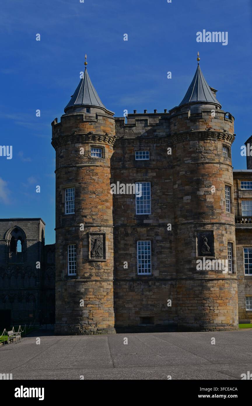 Eine Außenansicht der Steintürme des Holyrood Palace in der Stadt Edinburgh. Stockfoto