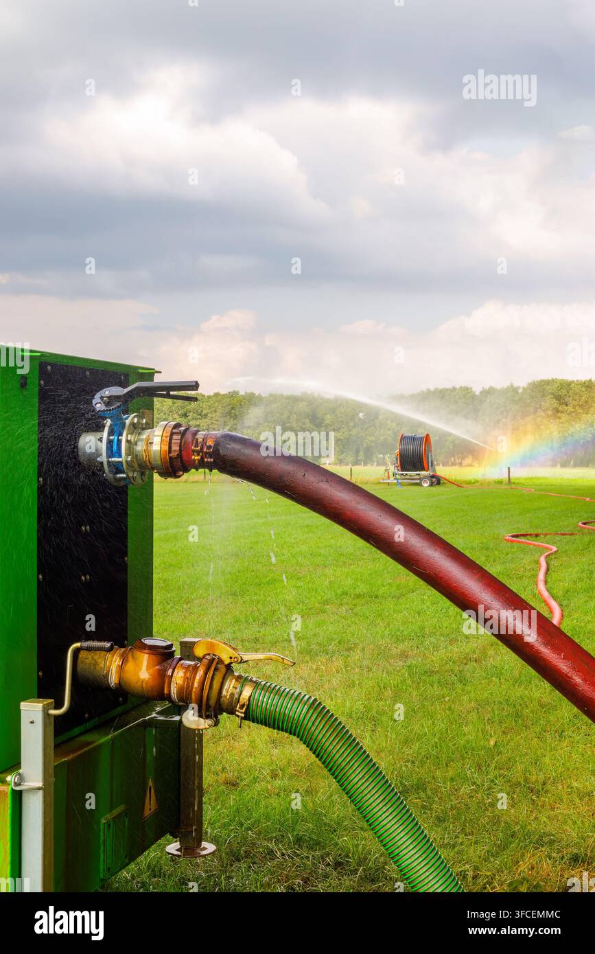 Niederländische Bewässerungspumpe mit Sprinkler auf Ackerland während der Dürre in Overijssel, Niederlande Stockfoto