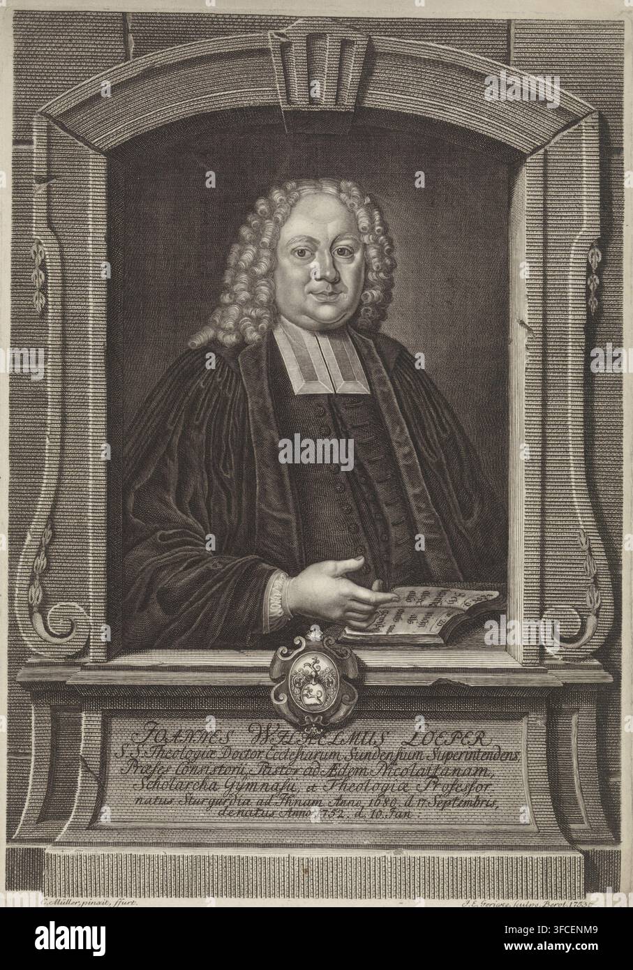 Portrait von Johann Wilhelm Löper, Druck, Druckgrafiker: Johann Ernst Gericke, Berlin, nach Gemälde von Christian Benjamin Müller, Frankfurt am Main, 1753, Hessen, Papier, Radierung, Höhe 390 mm x Breite 270 mm, Person, Johann Wilhelm Löper, historische Personen, Wappenführung, Heraldik, Theologe, Buch, Ornament, das von architektonischen Details abgeleitet ist., Ein monochromes radiertes Porträt eines mittelalten Mannes, von der Taille aufwärts innerhalb eines dekorativen architektonischen Rahmens gezeigt, der eine dunkle Robe mit weiten Ärmeln und einen weißen Klerikkragen trägt, mit langen lockigen Haaren, die bis zu den Schultern fallen, und einer gefassten Stockfoto