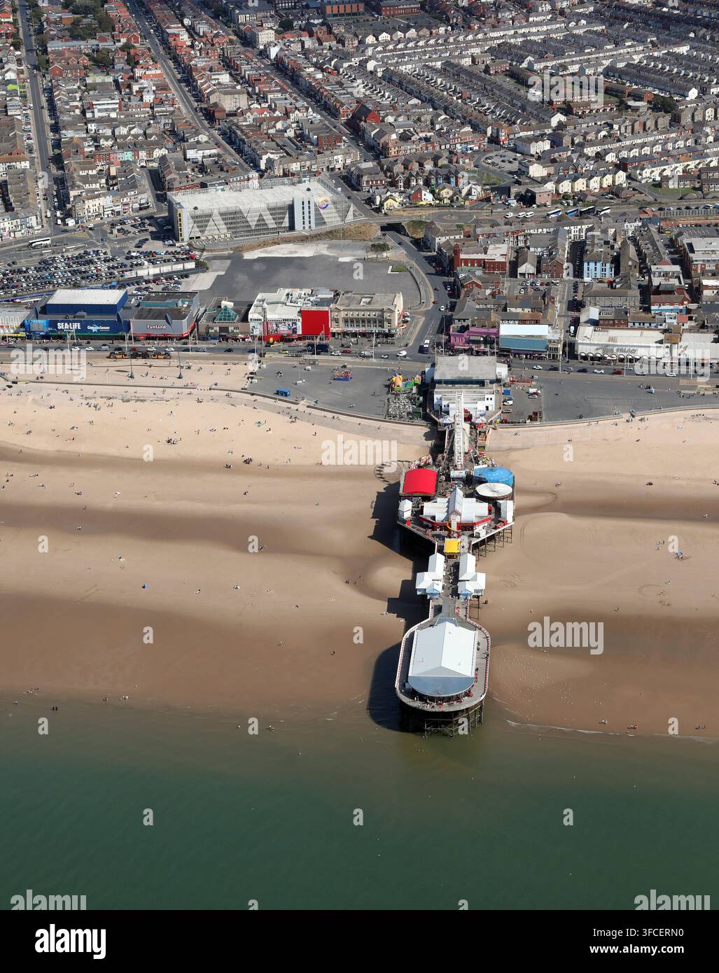 Luftbild des Blackpool Central Pier an der Blackpool-Promenade Stockfoto