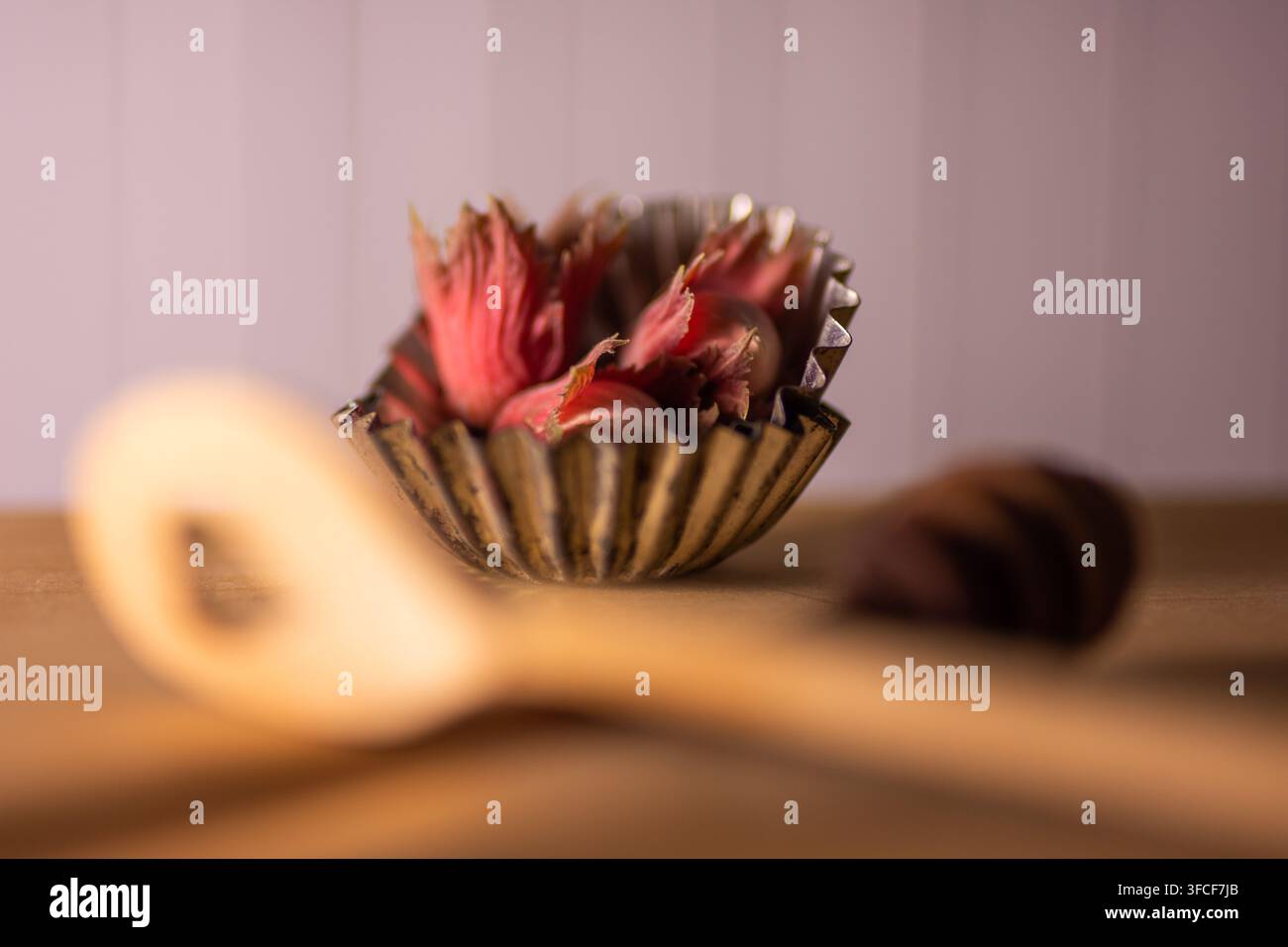 Haselnüsse in einer dekorativen Anordnung zum Backen und zur Dessertzubereitung Stockfoto