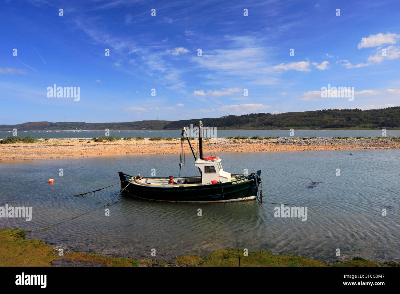 Fischerboot in Red Wharf Bay, Pentraeth, Isle of Anglesey, Wales, UK Stockfoto