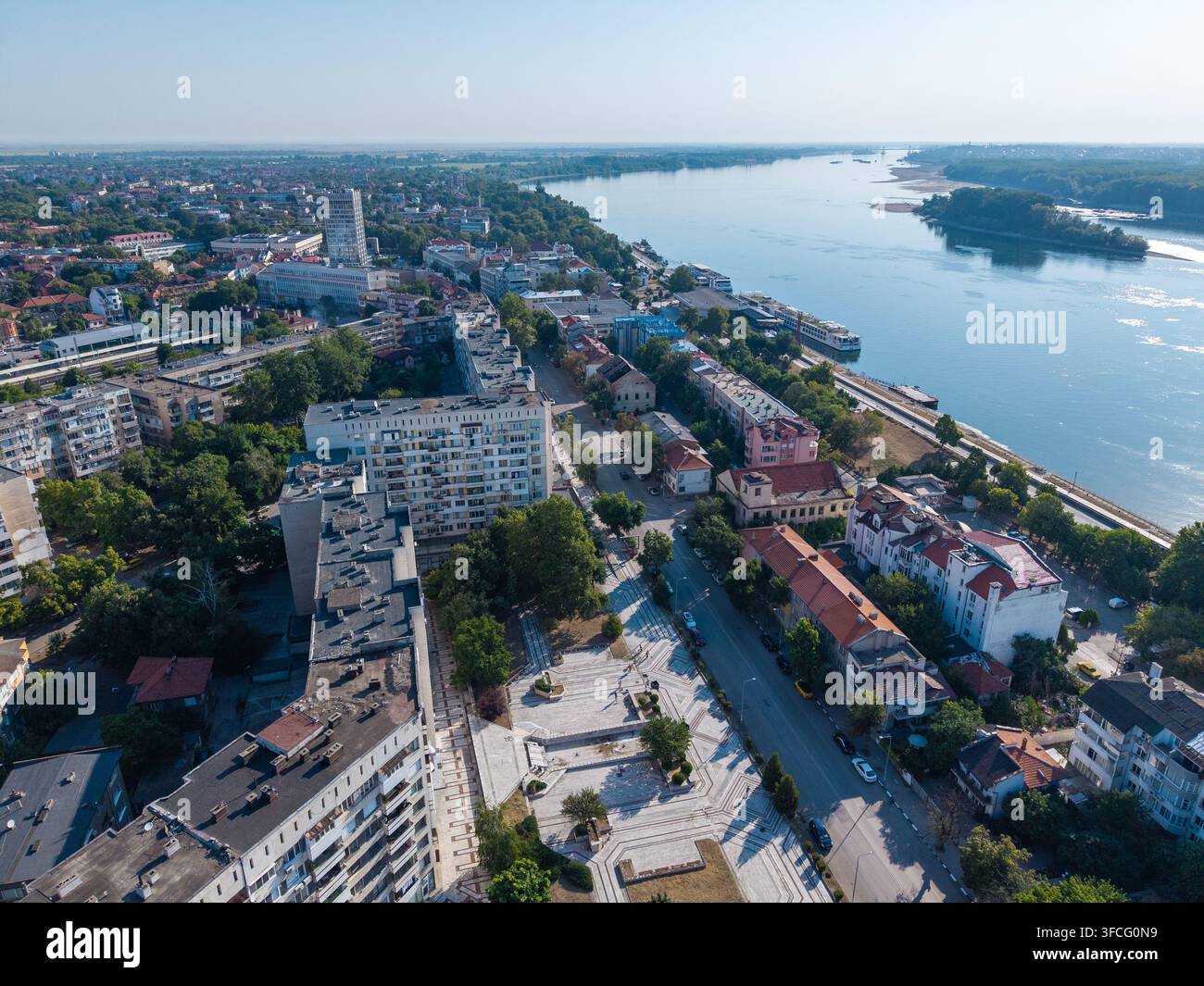 Erhöhte Panoramaaussicht von Vidin, Bulgarien, mit Wohnblocks, einer von Bäumen gesäumten Allee und der städtischen Landschaft Stockfoto