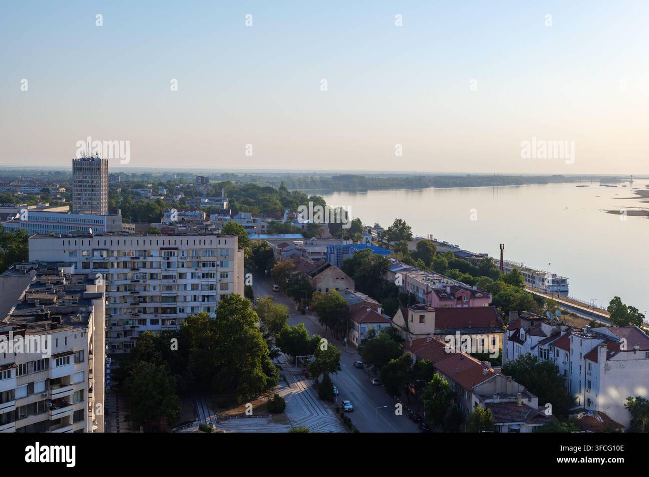 Erhöhte Panoramaaussicht von Vidin, Bulgarien, mit Wohnblocks, einer von Bäumen gesäumten Allee und der städtischen Landschaft Stockfoto