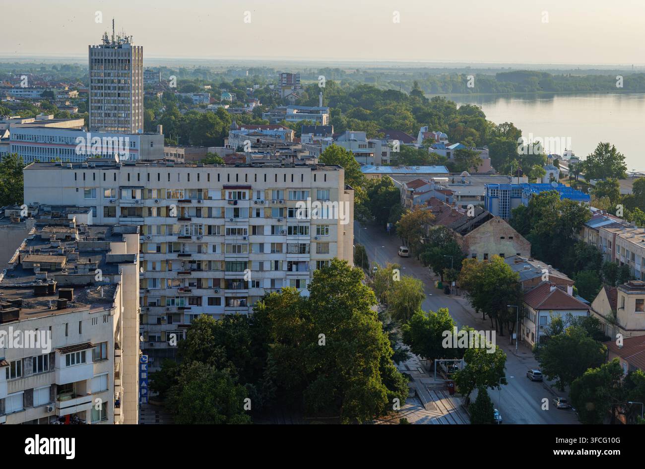 Erhöhte Panoramaaussicht von Vidin, Bulgarien, mit Wohnblocks, einer von Bäumen gesäumten Allee und der städtischen Landschaft Stockfoto