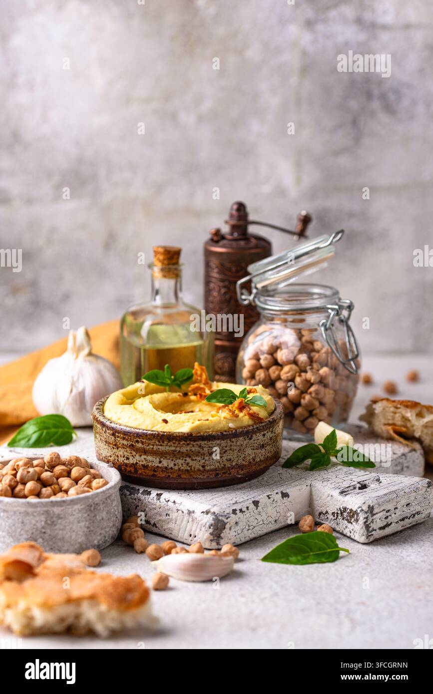 Traditioneller Hummus mit Kichererbsen, Paprika, Olivenöl – Orientalischer oder jüdischer traditioneller Snack Stockfoto