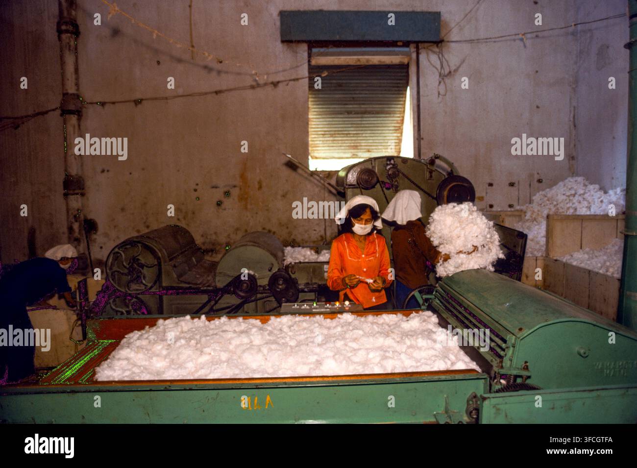 Frauen arbeiten in der Webfabrik Nr. 5, die Stoffe und andere gewebte Produkte herstellt, Phnom Penh, Kambodscha, September 1988 Stockfoto