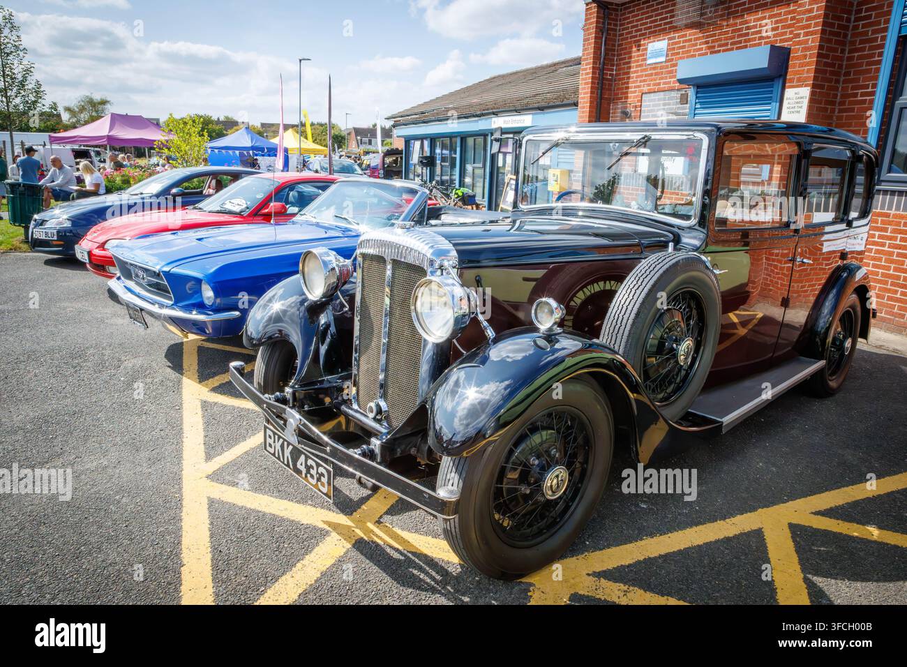 1934 Daimler Fifteen in einer Reihe mit anderen Oldtimern auf der Oldtimer- und Motorradausstellung in Warrington. Stockfoto
