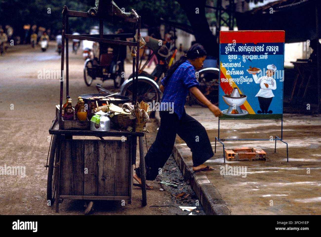 Ein Straßenimbiss-Verkäufer, Phnom Penh, Kambodscha, Sept. 1988 Stockfoto
