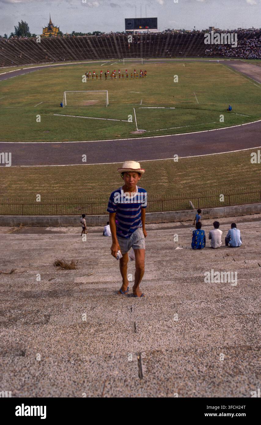 Leute, die ein Fußballspiel in Phnom Penh, Kambodscha, 1987 ansehen. Stockfoto