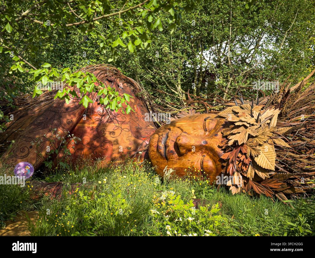 CPREs On the Edge-Garten von Sarah Eberle auf der RHS Chelsea 2026, mit Gaia-Skulptur und Wildblumenbepflanzung. Stockfoto