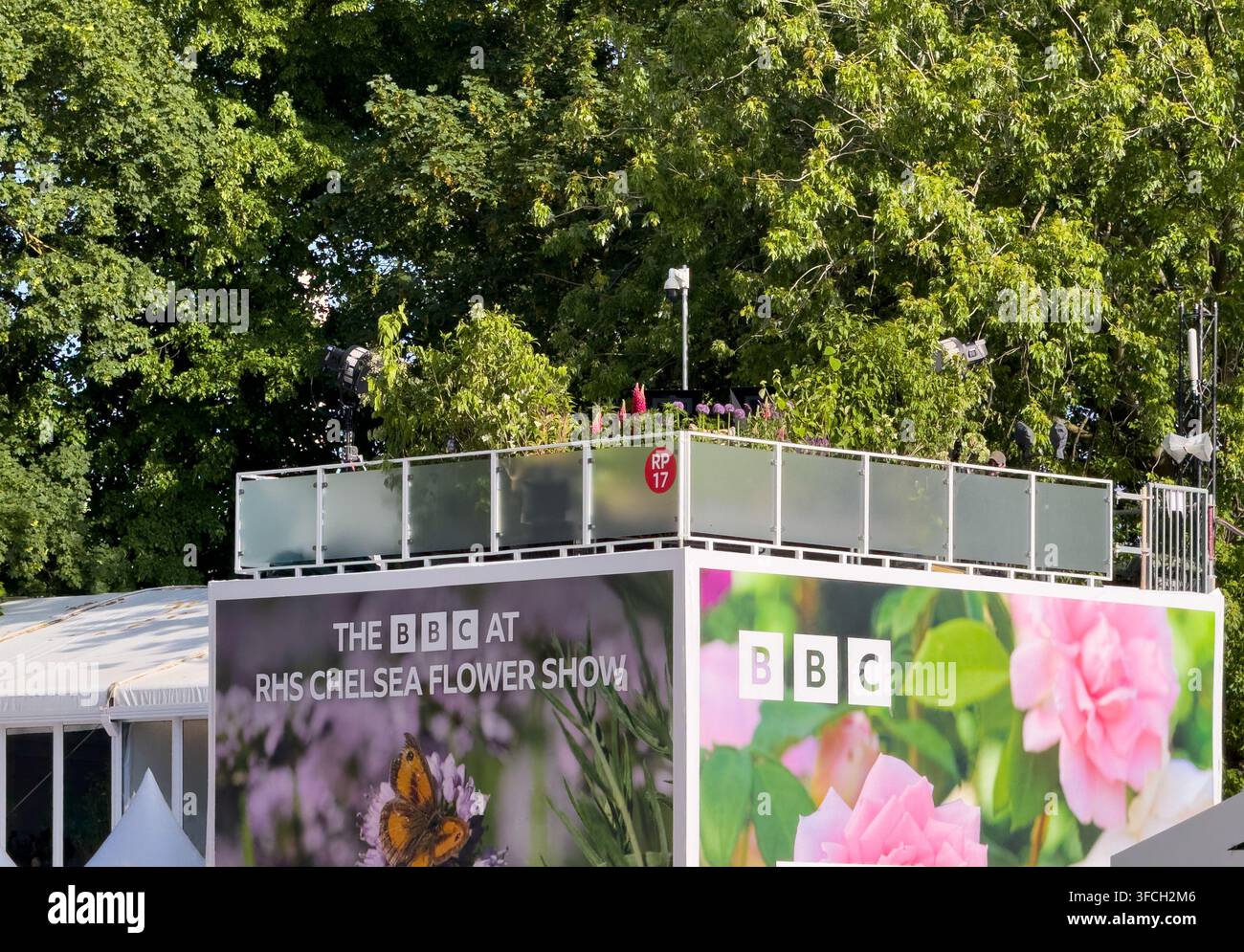 BBC-Sendeplattform auf der RHS Chelsea Flower Show 2026, Royal Hospital Chelsea, London, mit sichtbarer Show-Branding. Stockfoto