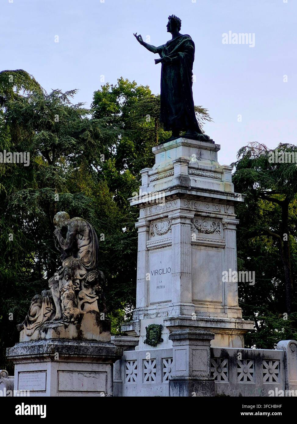 Bronzestatue-Denkmal, das dem römischen Dichter Virgil auf dem Virgil-Platz Mantua Lombardei Italien gewidmet ist, Denkmalschutzskulptur im Freien - Smartphone-aufgenommenes Stockfoto