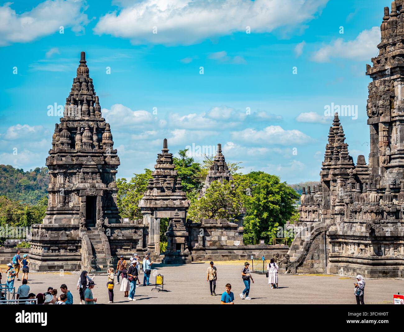Besucher erkunden den alten hinduistischen Tempelkomplex von Prambanan. Ein UNESCO-Weltkulturerbe, das kunstvolle Steinschnitzereien und historische Stockfoto