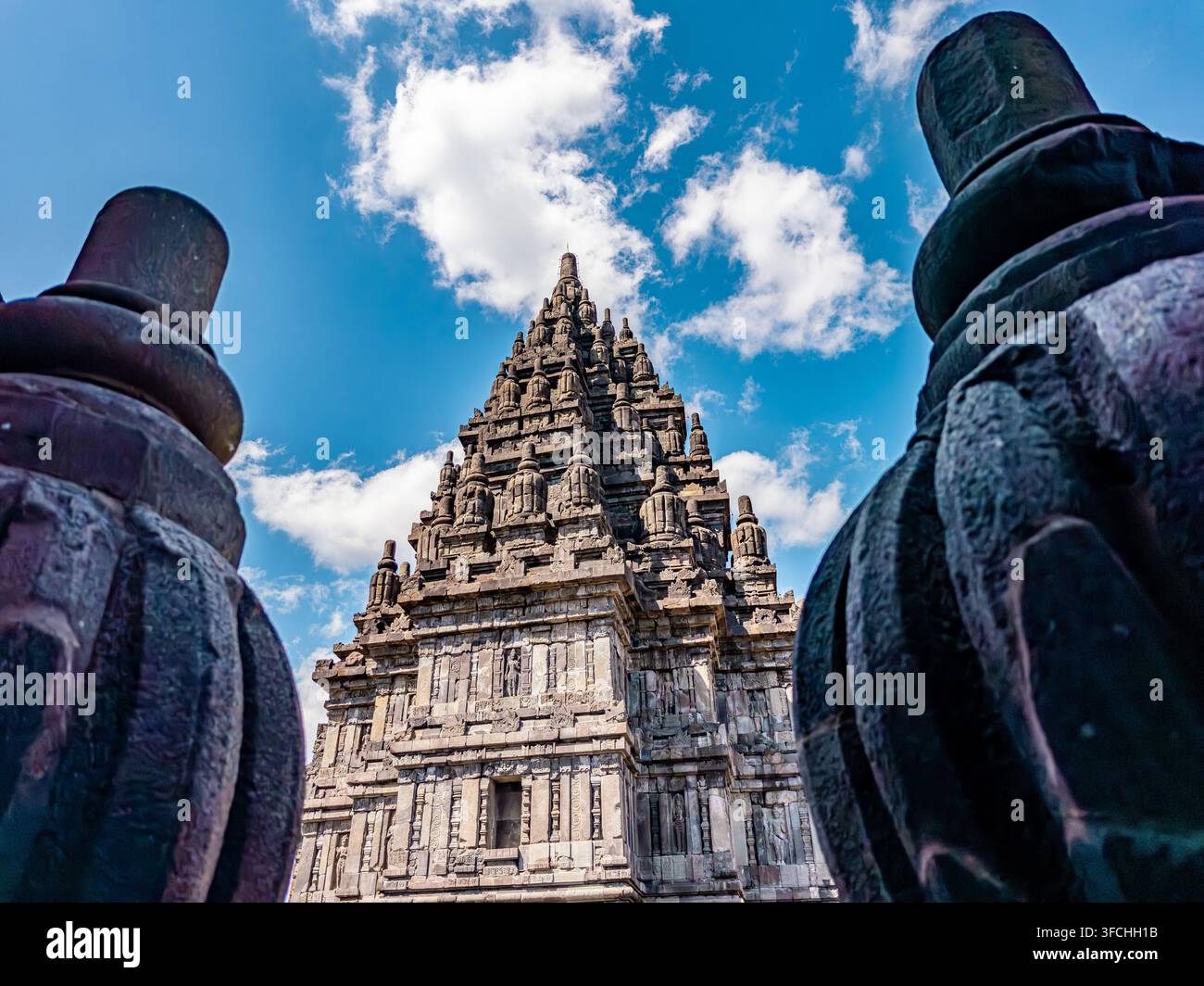 Prambanan-Tempel. Ein aufragender hinduistischer Shiva-Tempelkomplex. Steht vor einem hellen Himmel. Seine verwitterten Steinbauten zeigen aufwendige Schnitzereien und Stockfoto