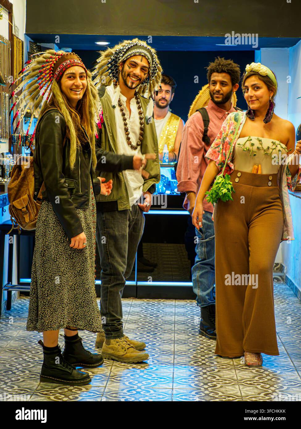 Eine Gruppe von Freunden, die sich verkleidet haben, um das Fest Purim zu feiern Stockfoto