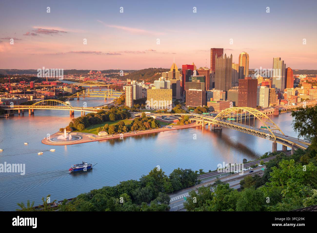 Pittsburgh, Pennsylvania, USA. Luftbild der Stadt Pittsburgh, Pennsylvania bei einem wunderschönen Sommer-Sonnenuntergang. Stockfoto