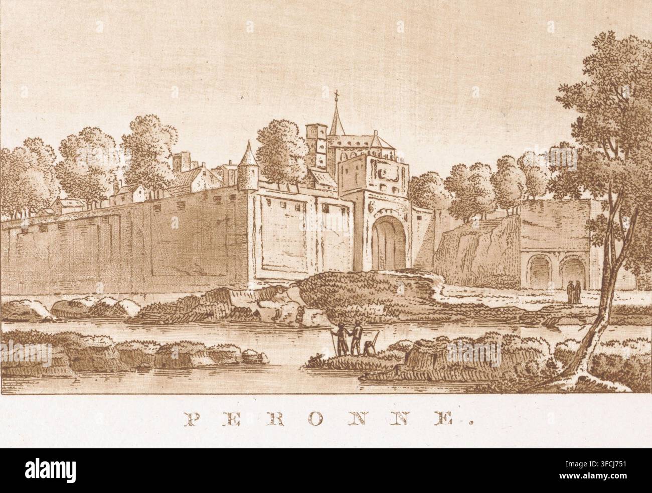 Peronne, Blick auf Péronne, Druck, Druckgraphiker: Daniël Veelwaard (I), Amsterdam, 1776 - 1851, Papier, Radierung, Roulette, Radierung und Roulette in Braun, Höhe 115 mm x Breite 195 mm, Stadtmauern, befestigte Stadt, Péronne., Eine sepiafarbene Landschaftszeichnung zeigt eine Flussszene mit einer befestigten Steinstruktur, die einen hohen Uferhang einnimmt, mit hohen Mauern, einem gewölbten Tor und Türmen mit kegelförmigen und geschindelten Dächern; gruppierte Bäume erheben sich hinter und um die Befestigungen herum, und kleinere Gebäude stehen entlang der Spitze des Uferhangs. Im Vordergrund fließt ein ruhiger Fluss an unregelmäßigen grasbewachsenen und felsigen Inselchen vorbei, Stockfoto