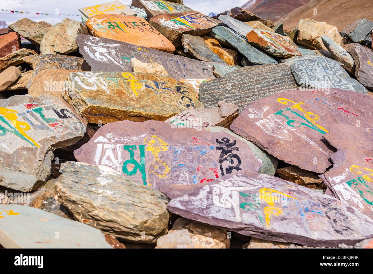 Mani Stones mit Mantra auf Sanskrit 'Om Mani Padme Hum', was auf Englisch Mitgefühl, Ethik, Geduld, Fleiß, Entsagung und Weisheit bedeutet, in K Stockfoto